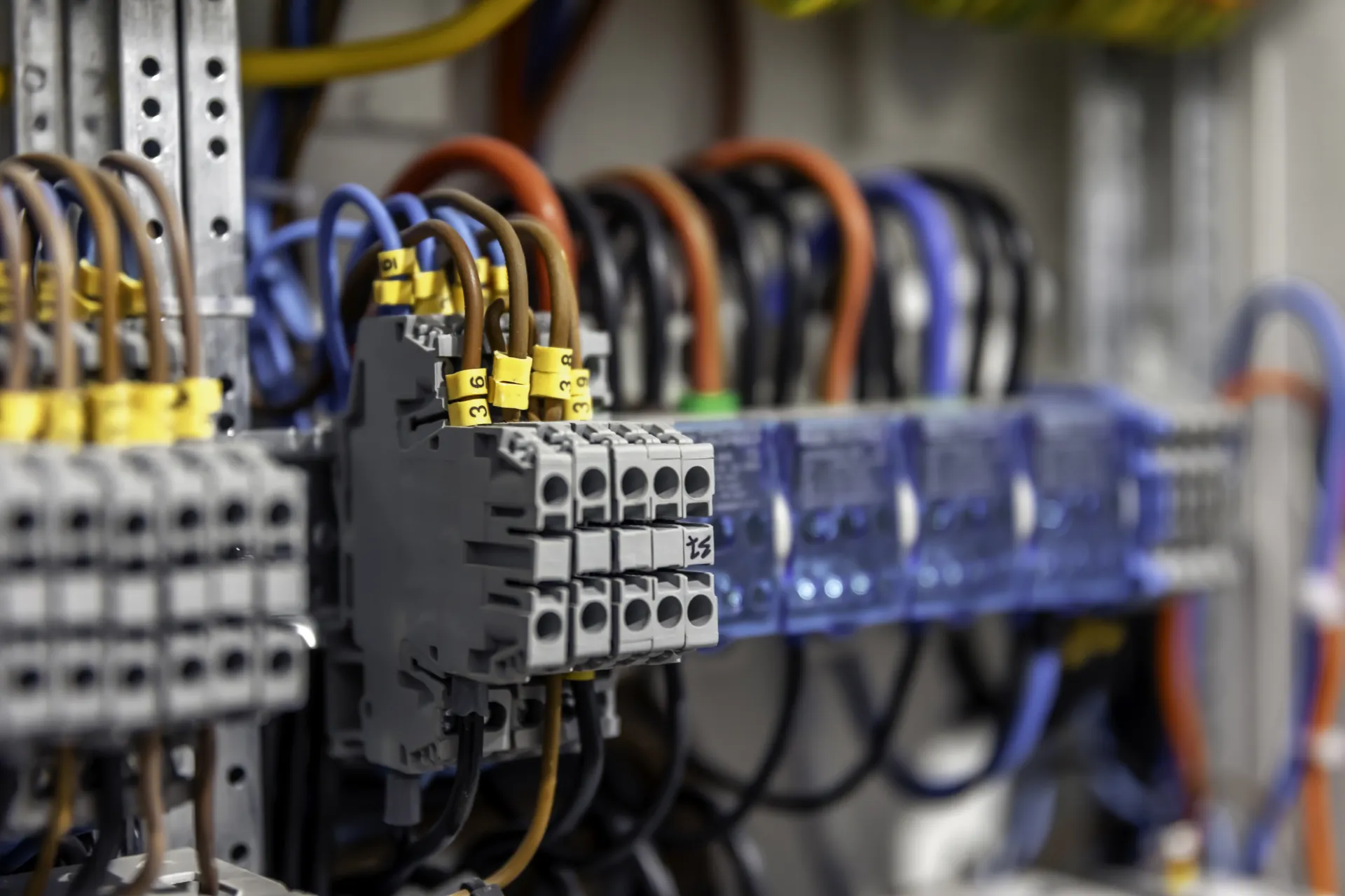 Electrical circuit panel with fuses and contactors